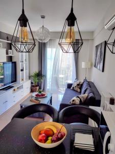 - un salon avec une table et une corbeille de fruits dans l'établissement Apartamento turístico Azahara, à Nerja