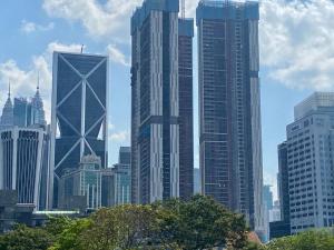 uma vista para o horizonte da cidade com edifícios altos em Cosy 2 Bedder Near KLCC I 500mbps Wi-Fi I Smart TV with Netflix Function em Kuala Lumpur