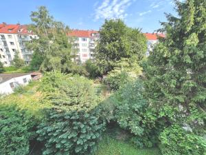 una vista aérea de un parque con árboles y edificios en Doppelbett Unterkunft Vahrenwald-List en Hannover