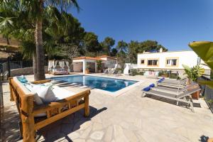uma villa com uma piscina e uma casa em Can Pep em Cidade de Ibiza