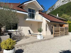 uma casa com um banco num pátio em Studio indépendant 3 étoiles dans magnifique villa au bord du lac d'Annecy em Veyrier-du-Lac
