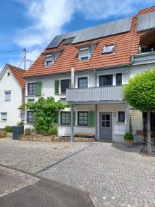 Bild eines Hauses mit Solardach in der Unterkunft Giebelzimmer mit Weinbergblick in Stetten