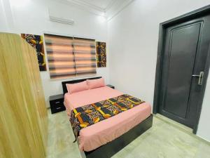 ein kleines Schlafzimmer mit einem Bett und einem Fenster in der Unterkunft Appartement T 2 N 1: Résidence LES 11 PLURIELLES 