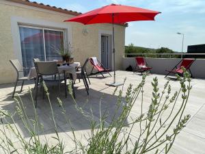 Balkón nebo terasa v ubytování Val des Bruyères - gîte 15mn Pézenas avec terrasse et cour close - Parking privatif securisé - wifi FTTH gratuit