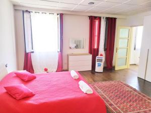 Un dormitorio con una cama roja con sábanas rojas y ventanas en Zen Accommodation Grand Canal, en Venecia