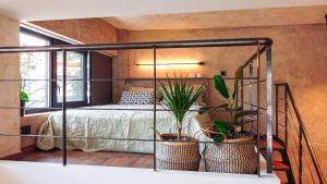 Un dormitorio con una cama con plantas. en Mini Loft Apartment, en Kalamata