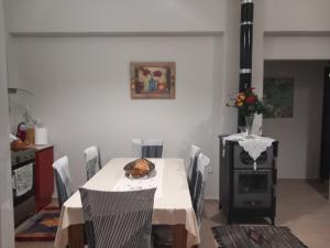 MIRANTA في Flámpoura: غرفة طعام مع طاولة وكراسي ومدفأة