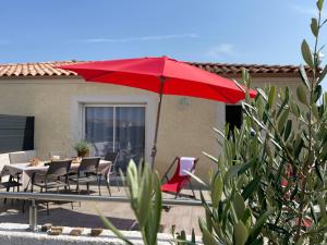Patio nebo venkovní prostory v ubytování Val des Bruyères - gîte 15mn Pézenas avec terrasse et cour close - Parking privatif securisé - wifi FTTH gratuit
