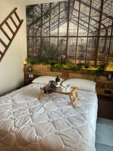 ein Schlafzimmer mit einem großen Bett und einem Tisch darauf in der Unterkunft Garden Inn - Riva del Garda in Riva del Garda