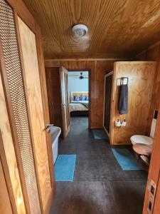 uma casa de banho com uma banheira, um WC e uma cama em Casa Cara Resort em Parys