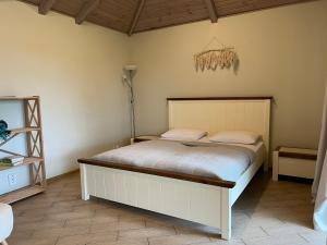 1 dormitorio con 1 cama en una habitación en Rodynnyi Maietok Family Estate, en Kamianets-Podilskyi