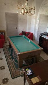 una sala de estar con una mesa de billar. en Il Casolare Degli Ulivi, en Oria