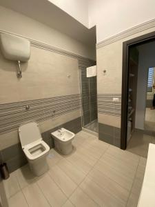 ナポリにあるRUMA GUESTHOUSEのバスルーム(トイレ、洗面台付)