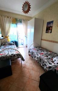 - une chambre avec 2 lits et un miroir mural dans l'établissement Lovely Apartment in CABO, RIVIERA BEACH, à Cabo Negro