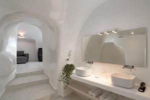 Bilik mandi di White Concept Caves