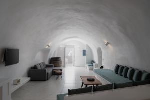 Ruang duduk di White Concept Caves