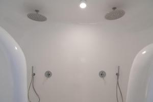 Bilik mandi di White Concept Caves