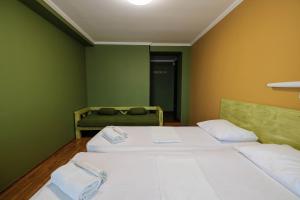 Postel nebo postele na pokoji v ubytování Hotel Tbilisi Central by Mgzavrebi + 18 fotografií