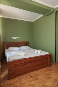 מיטה או מיטות בחדר ב-Hotel Tbilisi Central by Mgzavrebi
