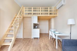 布達佩斯的住宿－Mezzanine Apartments long-term，小型公寓 - 带高架床和厨房