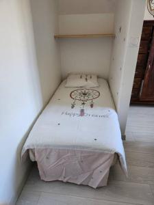 Postel nebo postele na pokoji v ubytování Les Pierres Bleues, au coeur des vignes, classé 3*