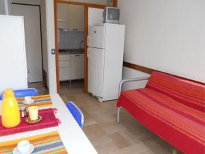 A kitchen or kitchenette at Two-room flat close to the beach and nature