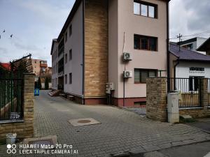 an empty street in front of a building at Cluj City Marasti Apartament 2 in Cluj-Napoca
