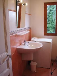 ein Badezimmer mit einem Waschbecken, einem WC und einem Spiegel in der Unterkunft Casa bianca 