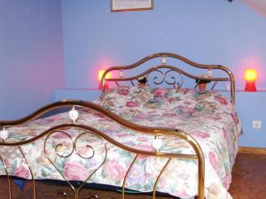 Bett mit Blumendecke in einem Schlafzimmer in der Unterkunft Casa bianca 