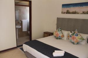 1 Schlafzimmer mit einem Bett und einem Bad in der Unterkunft Wharf Side Inn in Pemba