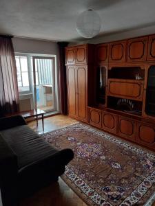 a living room with a couch and a microwave at Apartament in Cluj-Napoca