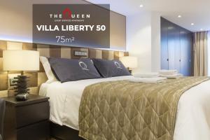 ein Schlafzimmer mit einem Bett mit einem Schild, das die ville-Lotterie liest in der Unterkunft The Queen Luxury Apartments - Villa Liberty in Luxemburg (Stadt)