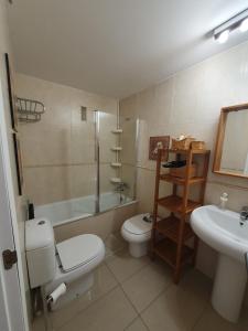 een badkamer met een toilet, een wastafel en een douche bij Apartamento Cala y Mar in Alicante