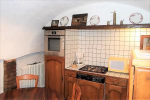 uma pequena cozinha com fogão e micro-ondas em La jonquiere 