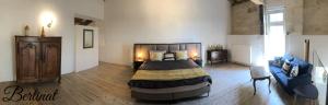 Ένα ή περισσότερα κρεβάτια σε δωμάτιο στο Clos de Bertinat
