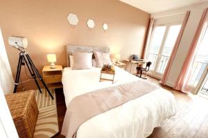 Ein Bett oder Betten in einem Zimmer der Unterkunft Ciel de Paris : Vue Tour Eiffel