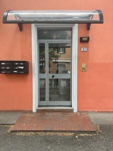 una entrada a un edificio con una puerta de vidrio en Casa di Giusi, en Bolonia