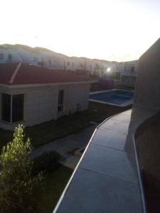 - une vue sur une maison avec une allée dans l'établissement Golden Beach, à Dar Hamida