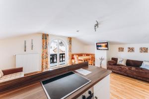 TV a/nebo společenská místnost v ubytování Weidegg - Hotel Garni