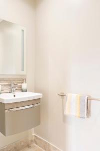 Ένα μπάνιο στο Park House - FOUR star luxury with parking and WI-FI +31 φωτογραφίες