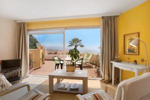 sala de estar con vistas a un patio en Casa Pelican, en Puntillo del Sol