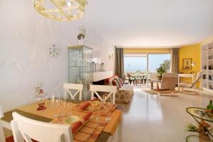 een eetkamer en een woonkamer met een tafel en stoelen bij Casa Pelican in Puntillo del Sol