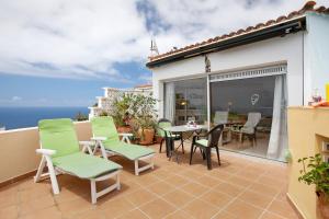 Un patio con sillas y una mesa en un balcón. en Casa Pelican, en Puntillo del Sol