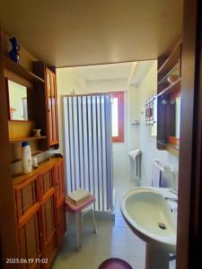 ein Bad mit einer Dusche, einem Waschbecken und einem WC in der Unterkunft New Panoramic Apartment in Noto