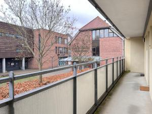 - Balcón con valla frente a un edificio en Studio Apartment In Herlev, Herlevgrdsvej 2, 4, en Herlev