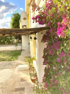 una casa con flores a un lado. en Le Studio de la Maison Jaune, en Montpellier