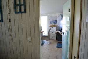 a room with a hallway with a desk and a door at Modernes Ferienhaus direkt an der Nordsee in Wesselburenerkoog