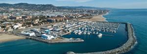 una vista aérea de un puerto con barcos en el agua en Precioso Dúplex con terraza a 5 minutos playa y 20 minutos de Barcelona en Premiá de Mar