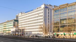 华沙a&o Warszawa Wola的街道旁高大的白色建筑