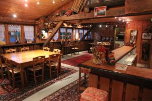 - une salle à manger avec une table et des chaises en bois dans l'établissement Guest House Chalet Saint Roch, à Albiez-Montrond